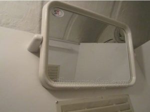 Gương soi trong nhà vệ sinh
